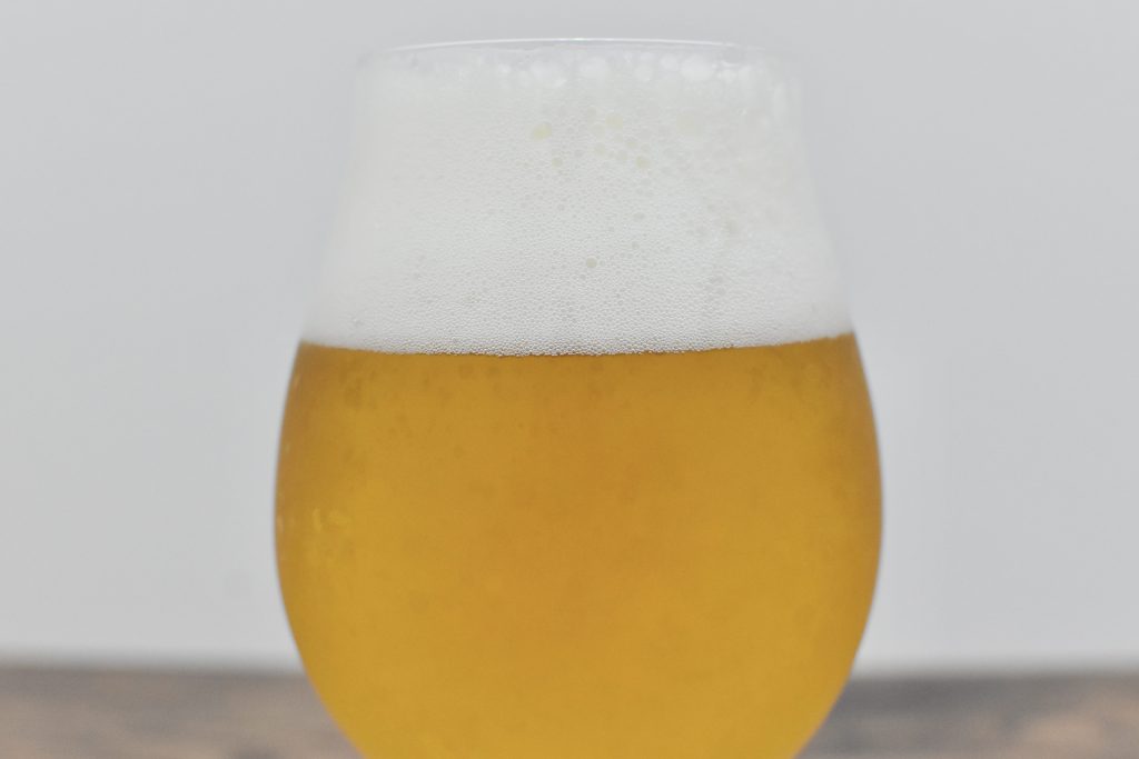 グラスに注いだラガーゼロの泡を側面から見た様子
