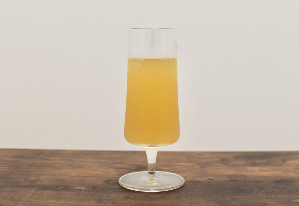 KAWABA Cidre（シードル）をグラスに注いだ様子