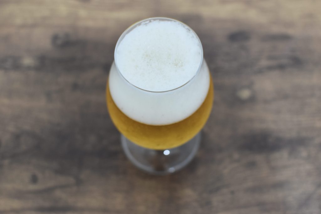 グラスに注いだラガーゼロの泡を上から見た様子