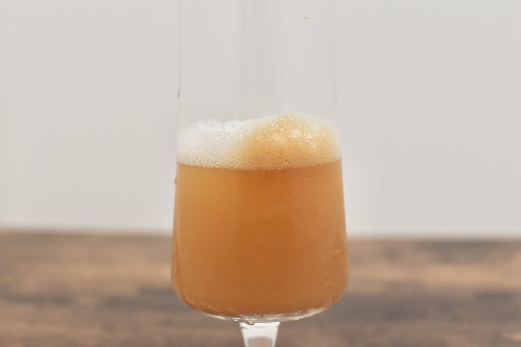 残り半分のKAWABA Cidre（シードル）をグラスに注いで側面から見た様子
