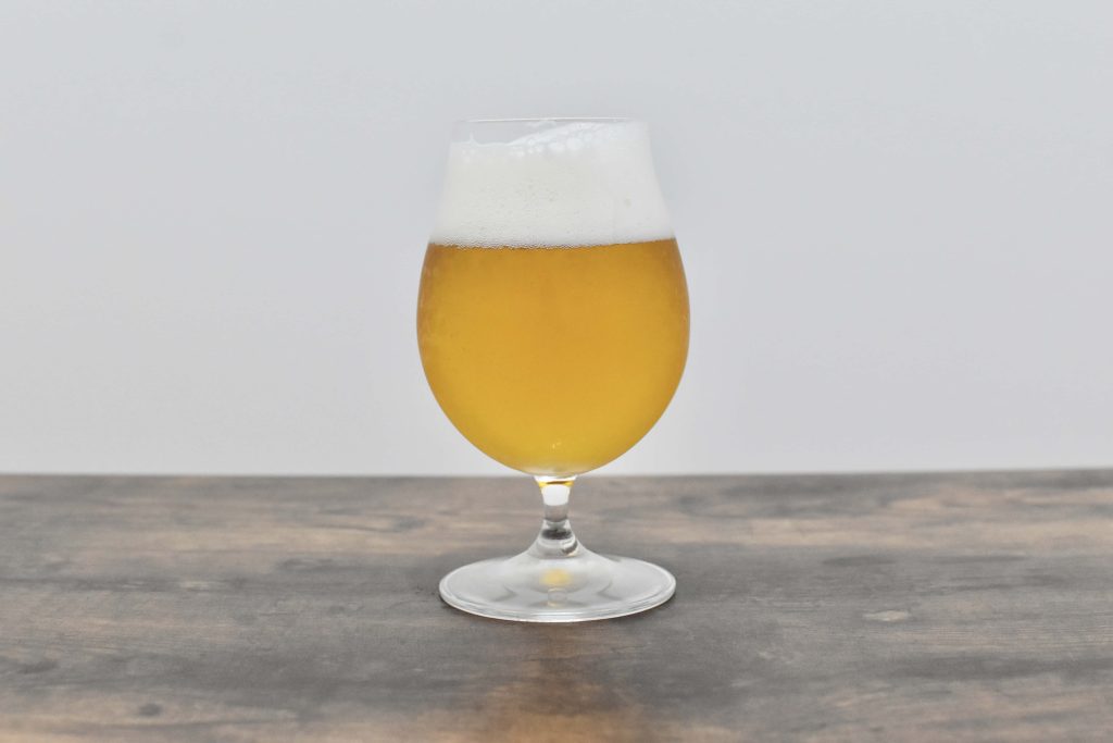 ザ・ベゼルズをグラスに注いだ様子