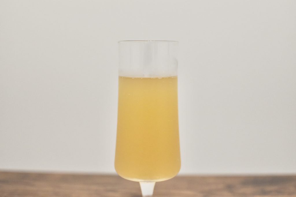 KAWABA Cidre（シードル）をグラスに注いで側面から見た様子
