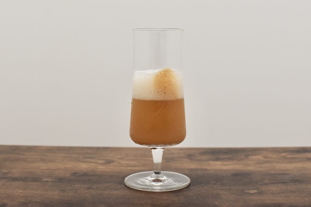 KAWABA Cidre（シードル）の残り半分をグラスに注いだ様子