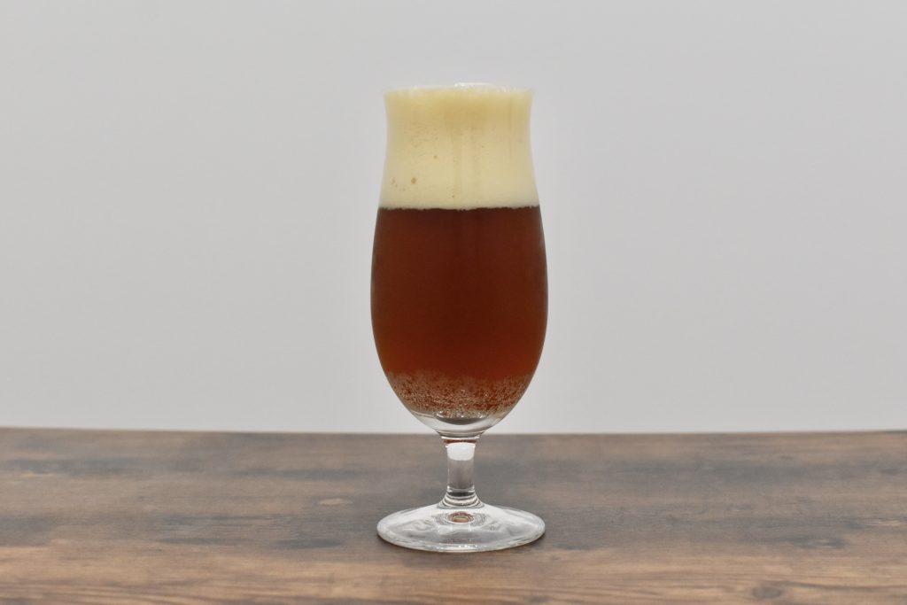 カワバエールをグラスに注いだ様子