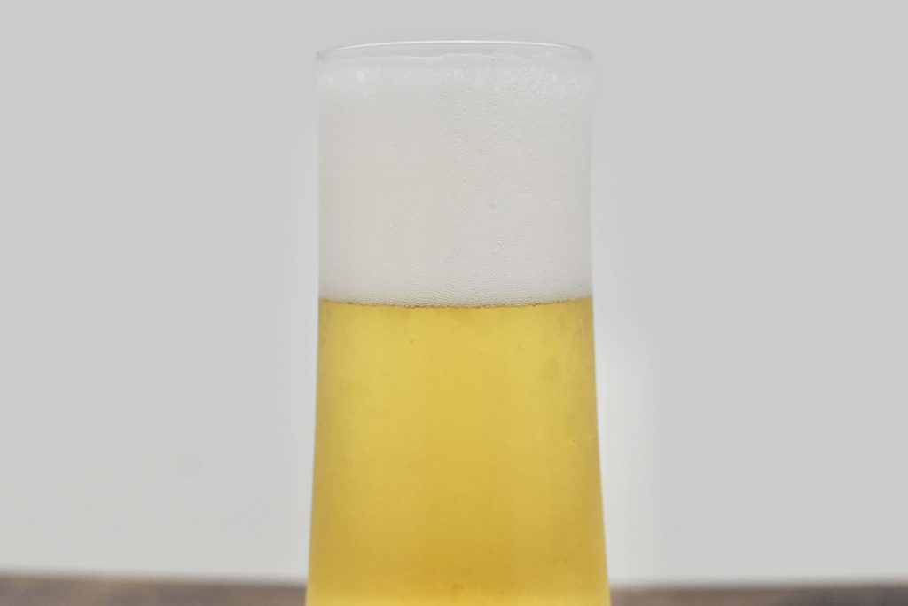 グラスに注いだ麦豊穣を側面から見た様子