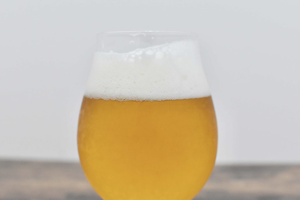 グラスに注いだザ・ベゼルズを側面から見た様子