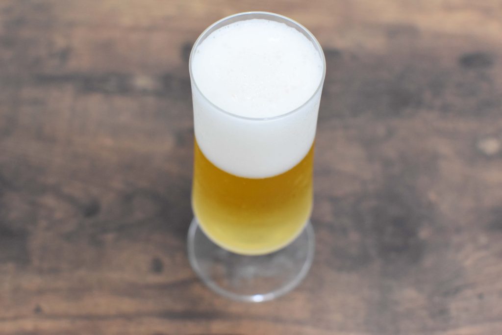 グラスに注いだ麦豊穣を上から見た様子