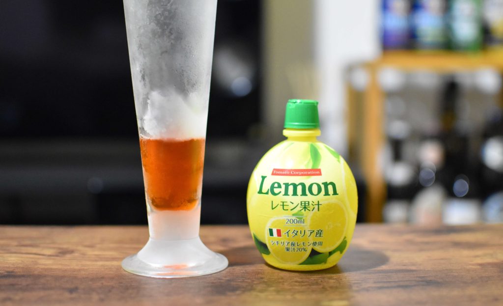レモン（30ml）をグラスに入れる