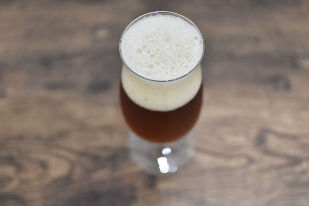 カワバエールをグラスに注いで上から見た様子