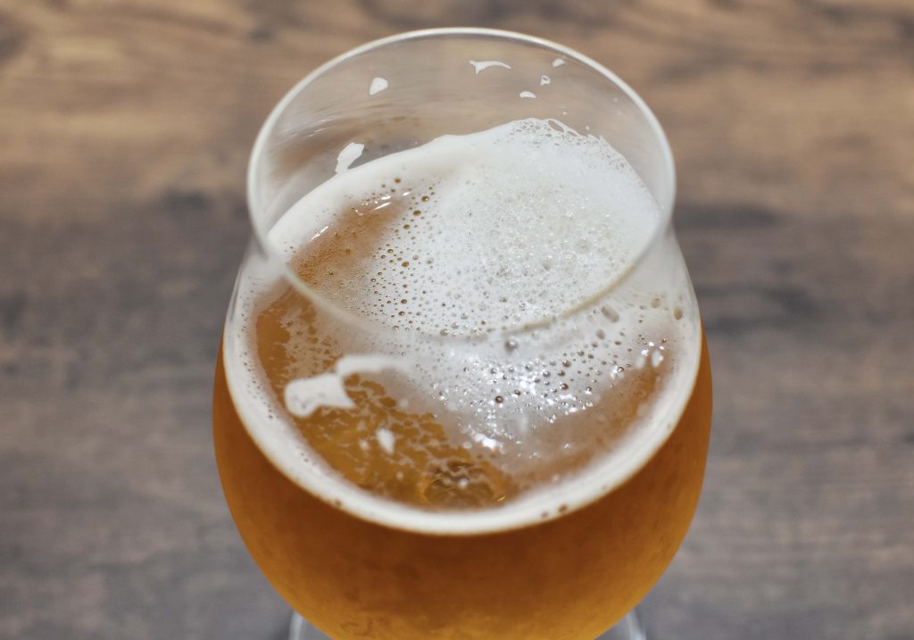 グラスに注いだザ・ベゼルズの泡が消えてしまった様子