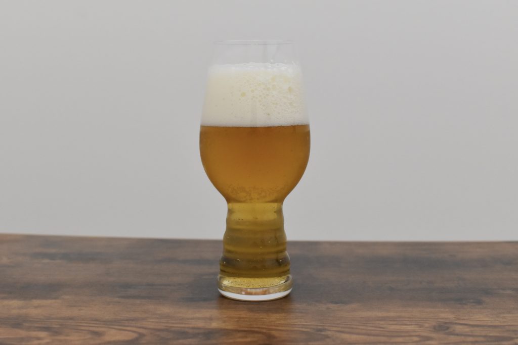 川場ビール（ヴァイツェン）をグラスに注いだ様子