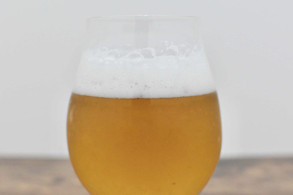 グラスに注いだオルジュゼロ ライムを側面から見た様子